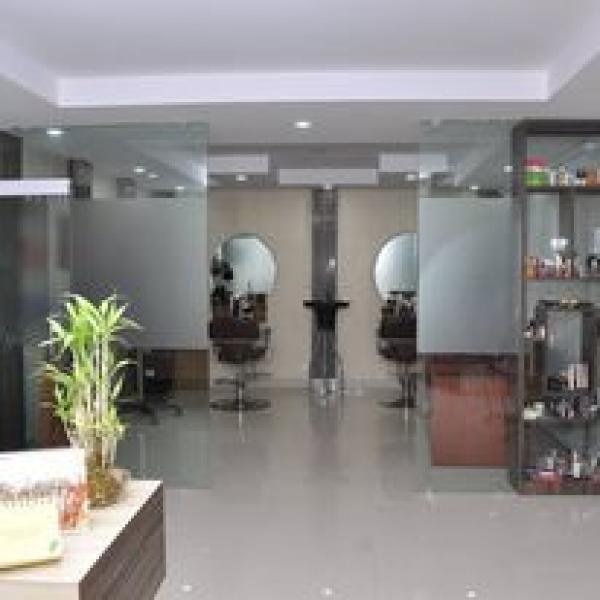 DOLLY'S Unisex Salon